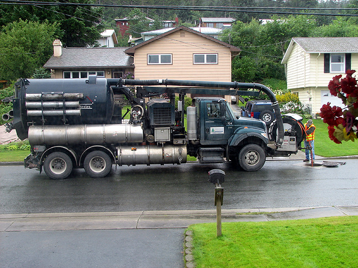 Cleaning the Sewer Line  with the Jet-Cleaning Truck.