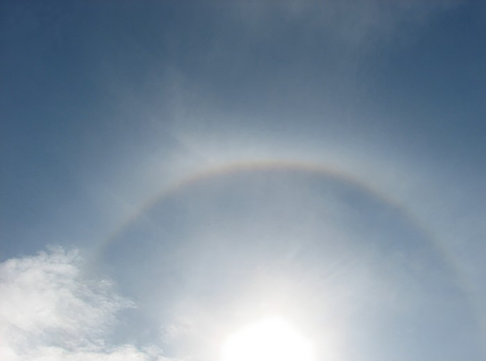 A Combination of Halo and Sunbow Phenomena Around the Sun.